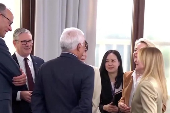 Hot mic catches Giorgia Meloni delighting world leaders by quitting smoking