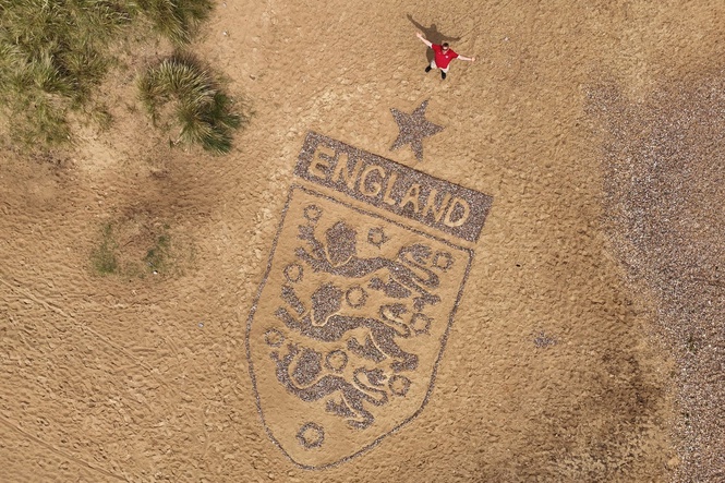 Artist crafts England badge on beach as World Cup campaign nears kick-off