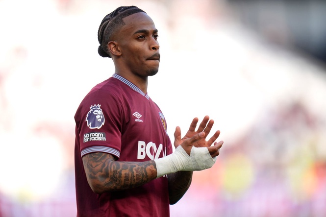 Manchester United eye new left winger in double raid on relegated West Ham