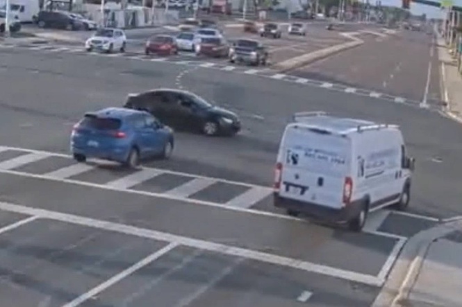 Heart-stopping moment red light runner misses car by inches after driving through intersection