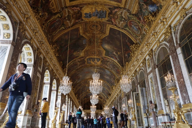 Macron deploys Versailles’ gold, mirrors and history in a high-stakes courtship of Trump