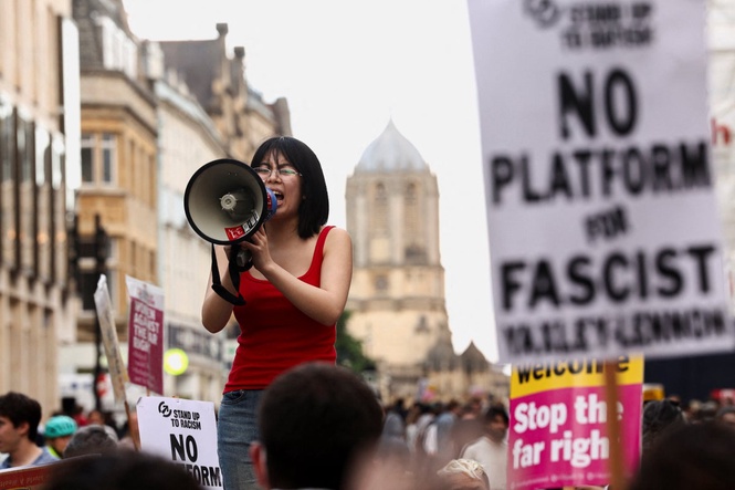 Protesters rally outside Oxford Union against Tommy Robinson debate