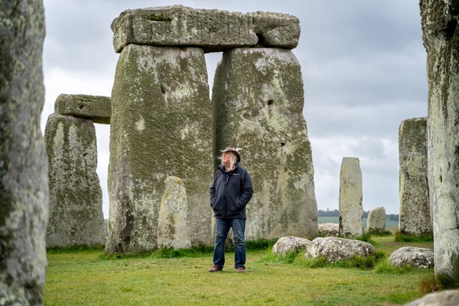Phil Harding unearths ‘prototype’ for Stonehenge dating back to 3000BC
