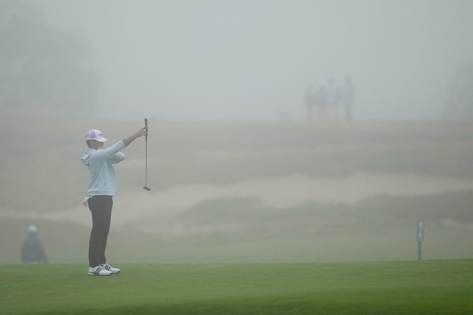 US Open off to a slow and foggy start at Shinnecock Hills