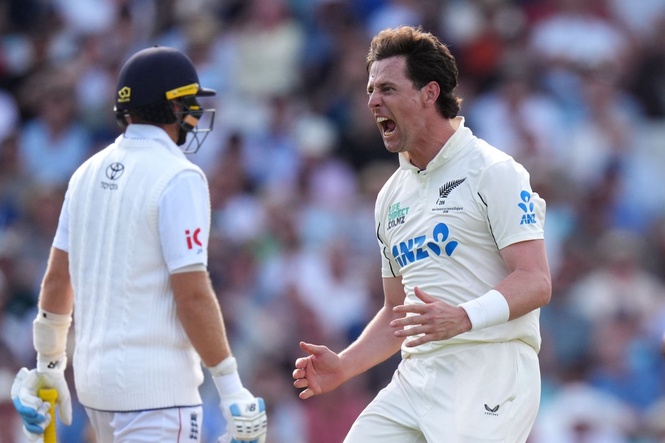 Ragged England left to rue mistakes as New Zealand gain upper hand at Oval