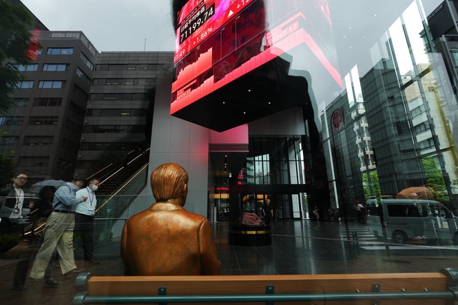 Asian shares retreat in thin holiday trading after a tech-led rally on Wall St