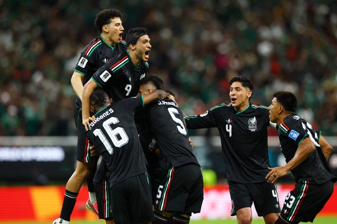 Mexico become first country in World Cup knockout rounds with narrow win over South Korea