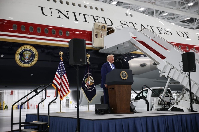 Trump brags about his color scheme for Air Force One as he unveils $400M plane from Qatar