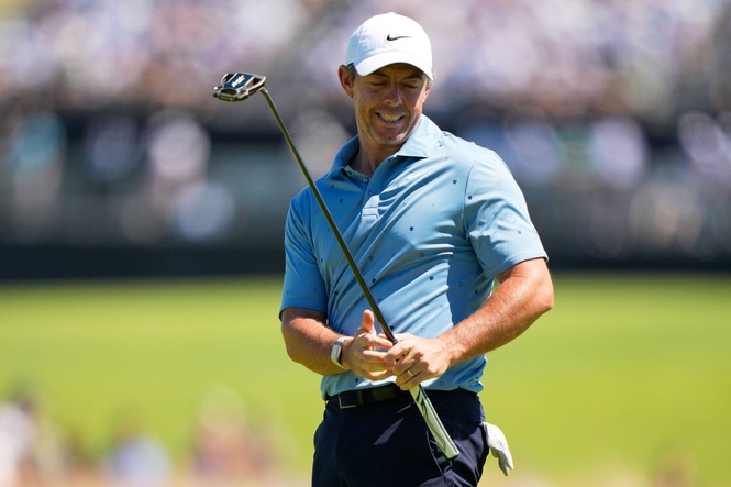 Rory McIlroy makes strong start to third round in pursuit of US Open leader