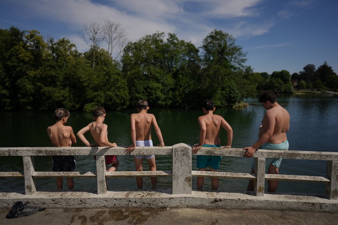 France restricts public alcohol consumption and outdoor sports as heat wave bakes parts of Europe
