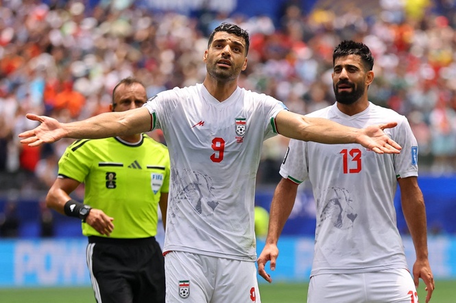 Belgium v Iran LIVE: Beiranvand wonder save denies De Cuyper after national anthem booed again