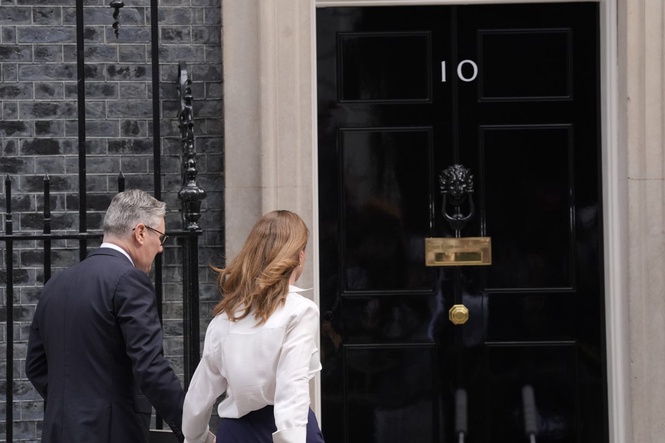 Starmer visibly upset as he pays tribute to family during resignation speech
