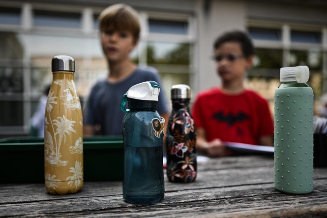 What temperature does it have to be for UK schools to close?