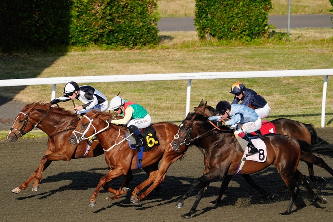 UK heatwave forces four horse racing meetings to be abandoned