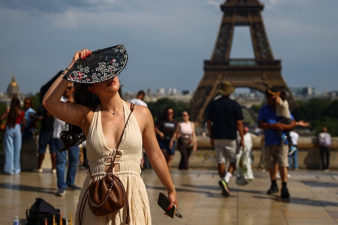 Two young children found dead in family car as 40C heatwave sweeps across France