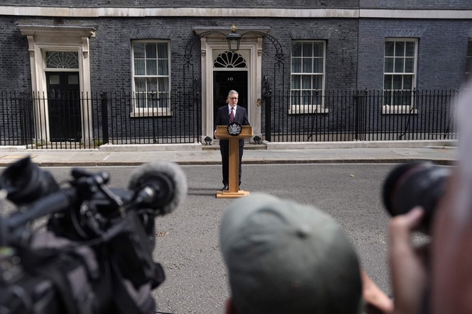 Pound holds firm as Starmer confirms he will stand down