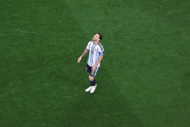 Lionel Messi misses penalty kick with a chance to break the World Cup scoring record with Argentina
