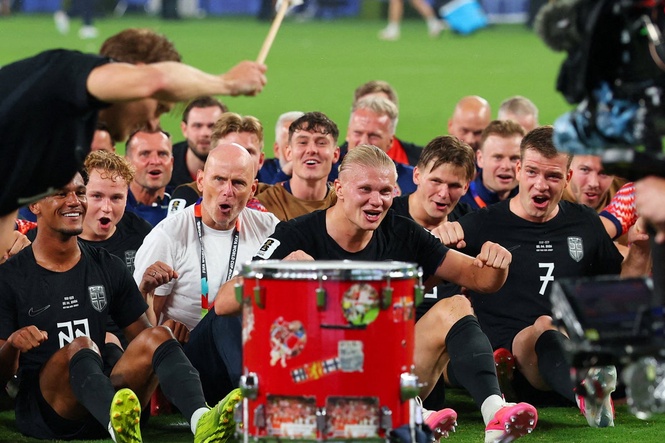 Erling Haaland leads iconic Norway celebration after double downs Senegal to secure World Cup progress