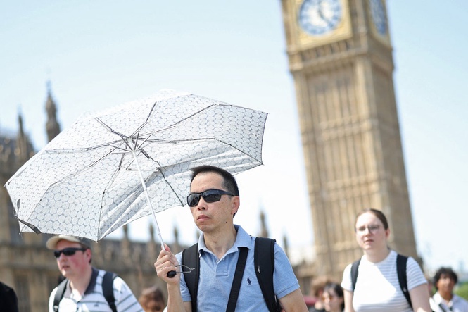 UK heatwave latest: School closures and travel chaos hit Britain with extreme red weather warning to begin