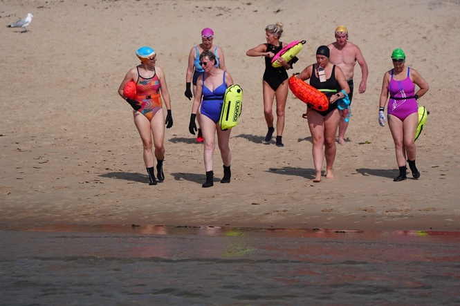 In Pictures: People try to keep cool in summer sun as temperatures soar