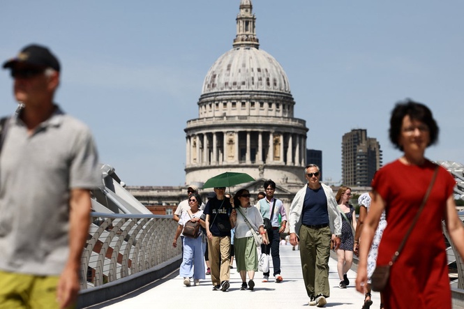 Hundreds of schools close as heatwave and thunderstorms cause major disruption