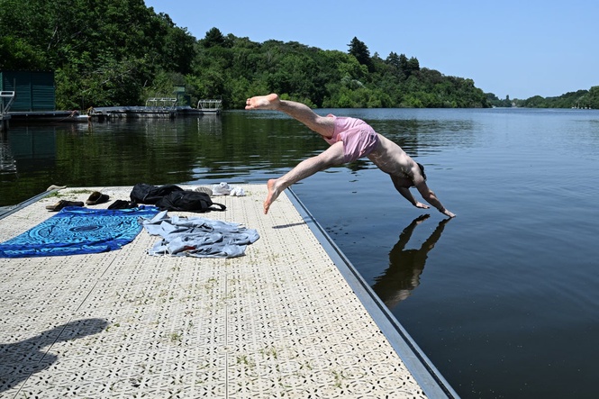 Bulletin world briefing: At least 40 people drown in France as Europe swelters in heatwave