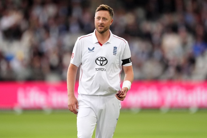 Ollie Robinson overlooked as England ring changes for series decider
