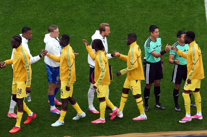 England star appears to refuse handshake with Thomas Partey