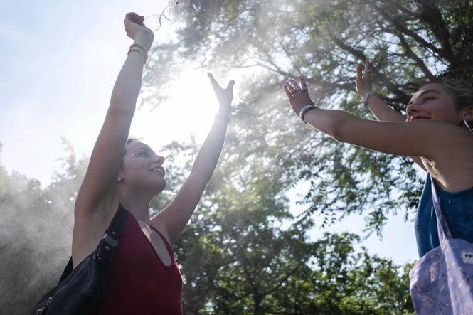 An early heat wave hits Europe, in photos