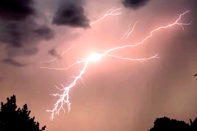 UK heatwave live: Huge thunderstorms hit Britain as country braces for record-breaking 40C heat