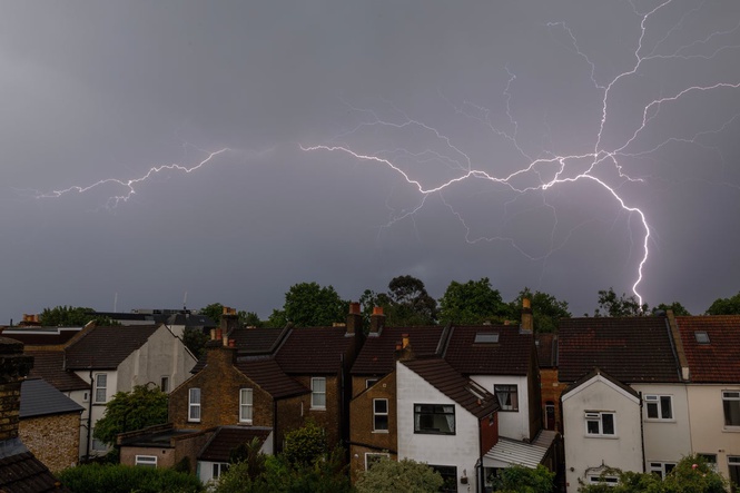 Met Office issues fresh warning for thunderstorms as scorching heatwave continues