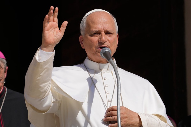 Pope Leo XIV receives World Series baseball from former White Sox catcher A.J. Pierzynski