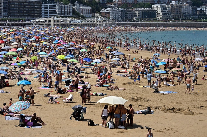 ‘Flesh-eating bacteria’ spreading along European beaches in heat, experts warn