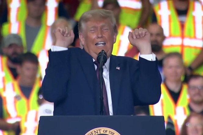 Trump ignores Melania’s plea again and performs ‘unpresidential’ impression