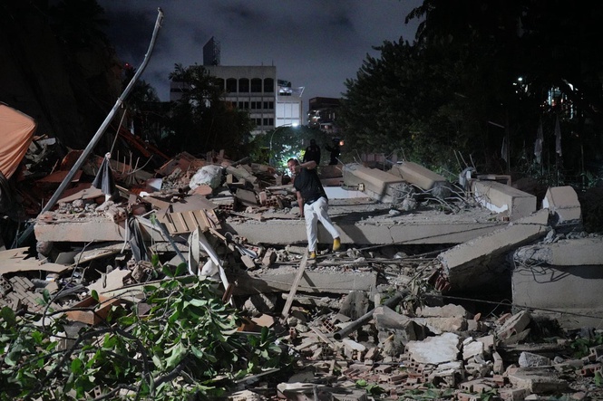 Twin earthquakes strike Venezuela, in photos
