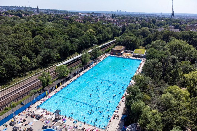 UK heatwave live: Met Office extends ‘extreme heat’ red weather warning as emergency hosepipe ban imposed