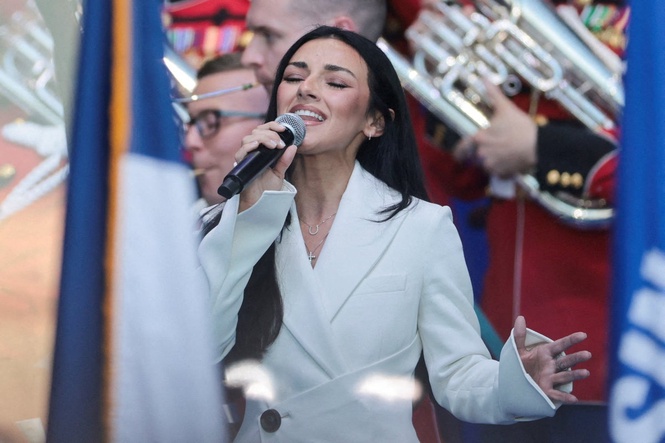 Kash Patel’s girlfriend sings for Trump crowd and the internet brings the reviews