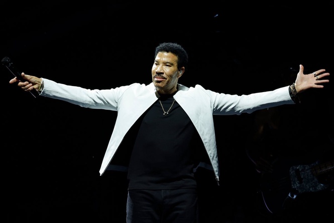 Fans express concern for Lionel Richie’s health after music legend forced to cut concert short