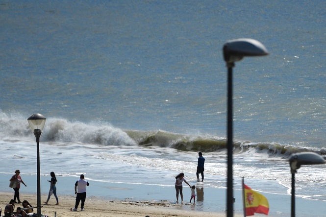 What are beach ‘smart showers’ and why are they causing controversy in Spain?