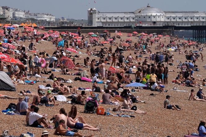 UK heatwave live: Hottest June day on record broken again as Met Office extends ‘extreme heat’ red weather warning