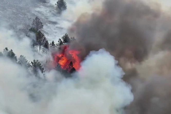 Footage shows huge wildfire tearing through Peak District as UK battles record-breaking heatwave
