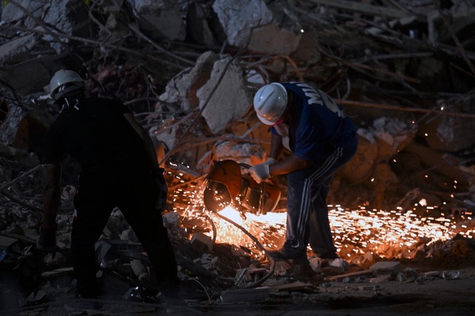 Venezuela earthquake death toll soars to at least 920 as US military arrives for aid efforts