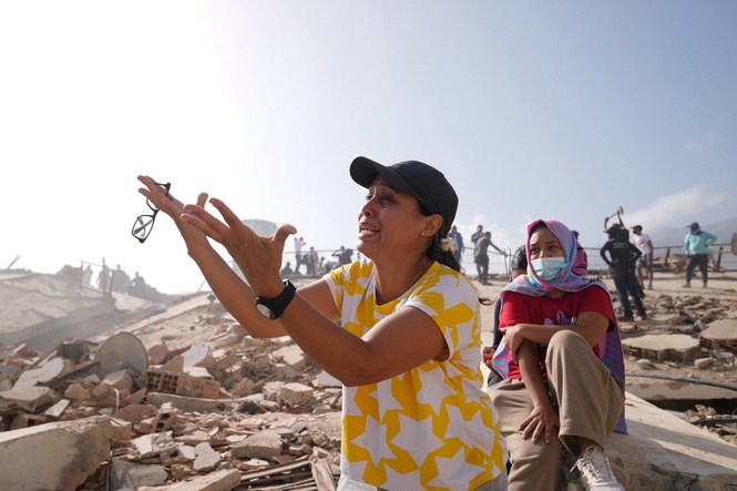 Photos show rescue efforts across earthquake-ravaged Venezuela