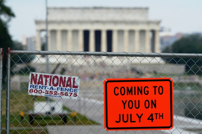 A Reflecting Pool that has long enticed visitors now gains police scrutiny under Trump