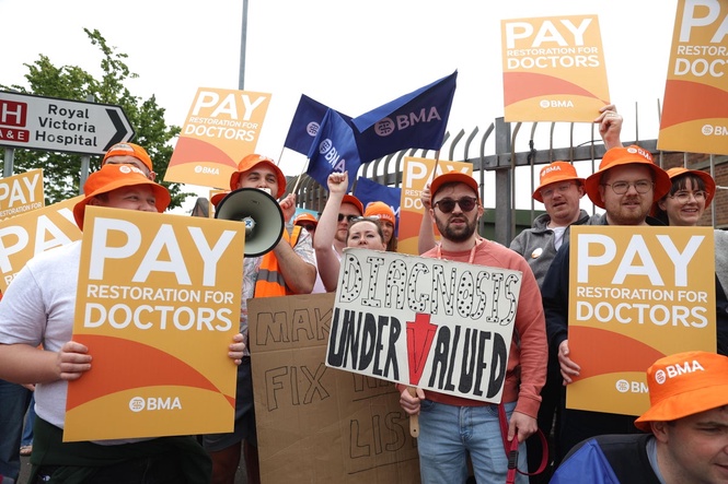 Junior doctors vote to accept pay deal and end years of strikes