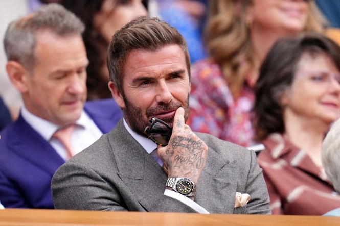 Wimbledon spectators enjoy champagne in sunshine as grand slam begins