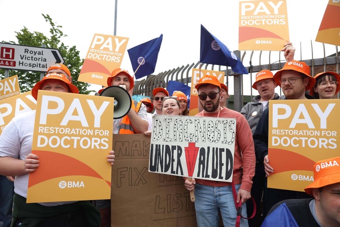 Resident doctors vote to accept 6.6% pay uplift to end year of strike action