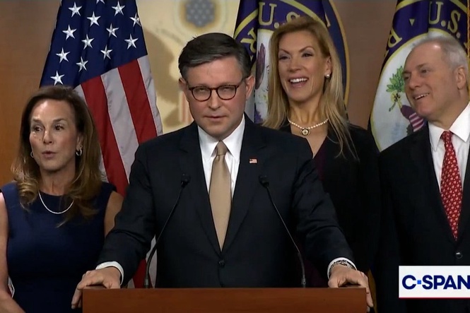 Mike Johnson’s facial reaction as he gets word of birthright citizenship ruling draws chuckles from Hill reporters
