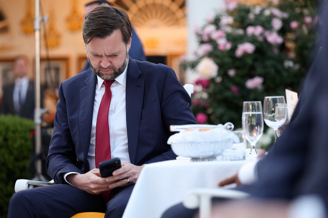 Senior Trump officials still use Signal app despite embarrassing leak last year: report