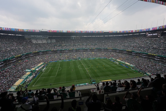 What weather conditions are expected at Azteca Stadium for England vs Mexico?